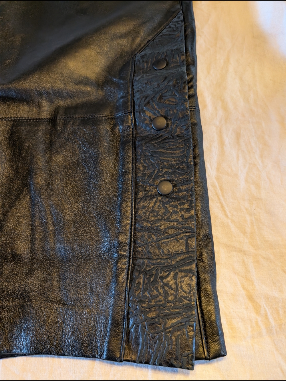 2/40$ Vintage Black Leather Midi Skirt with Panel Seams - Picture 4 of 7